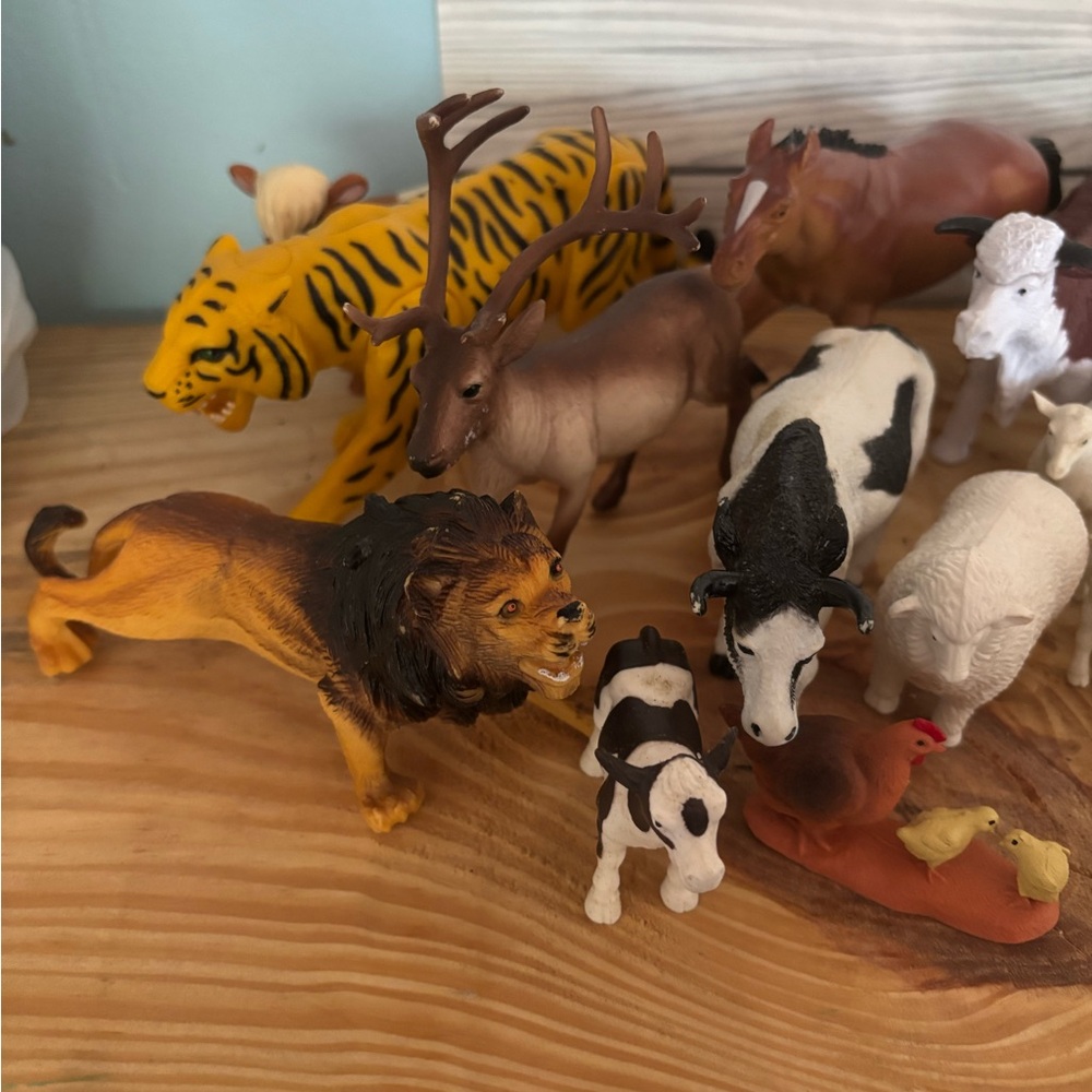 Animal Figurine Set with Lion and Tiger